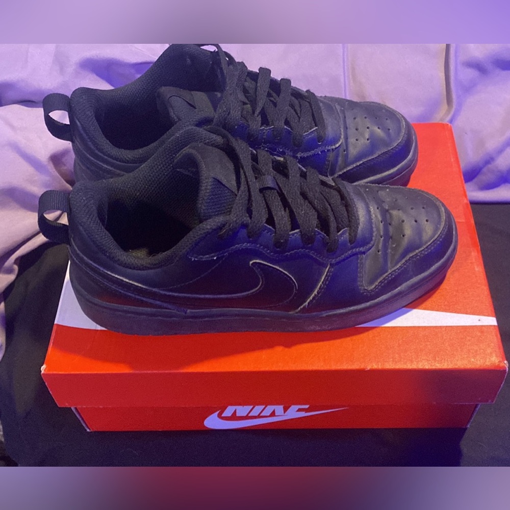 black nike shoes